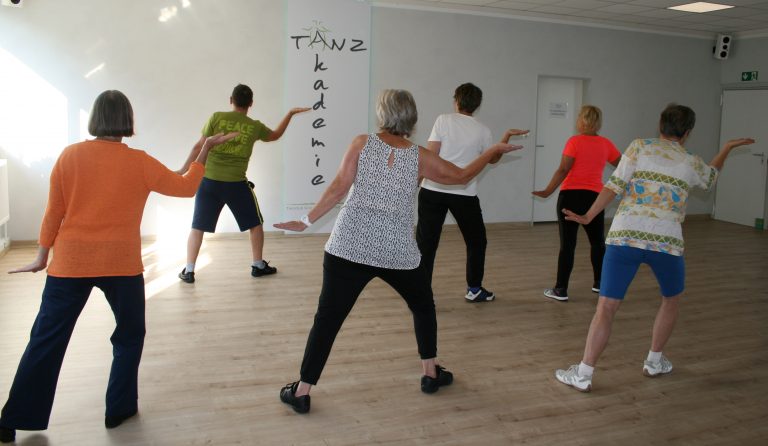 Mit guter Laune in den Tag starten – Zumba und Stretching für Junggebliebene beim TC GW