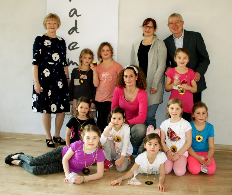 Kleine Tänzerinnen mächtig stolz – Abnahme des „Kleinen Tanzsternchens“ beim Tanzclub Grün-Weiß Schermbeck