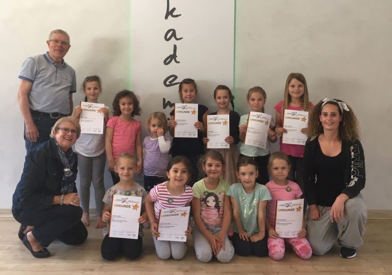 Strahlende ausgezeichnete Tänzerinnen –  Abnahme des „Kleinen Tanzsternchens“ beim Tanzclub Grün-Weiß Schermbeck