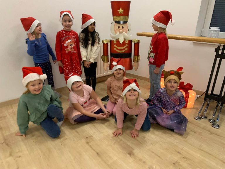 „Kängurus“ wünschen frohe Weihnachten – Tanzen für Kinder ab 3 Jahre